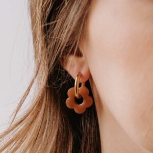 Créoles Oia Orange en résine, fleur brillante montée sur anneaux dorés, boucles d’oreilles artisanales interchangeables faites main en Bretagne.