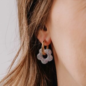 Boucles d’oreilles Créoles Oia Soléane en résine pailletée rose, bijou artisanal doré