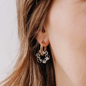 créoles fleurs Yport en acétate tacheté noir et doré, boucles d’oreilles artisanales faites main en France