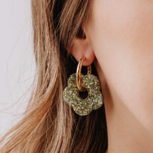 grandes créoles Oia Ambrelia en résine ambrée scintillante et acier doré, boucles d’oreilles artisanales françaises