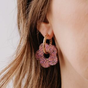 grandes créoles fleur Oia – Aurélia en résine violette et dorée, boucles d’oreilles artisanales faites main