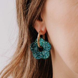 grande créole Oia Luz en résine bleue pailletée et acier doré, boucles d’oreilles artisanales françaises