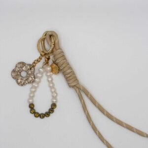 grigri de sac Automne – Beige, accessoire artisanal en nacre et fleur dorée, fait main en France