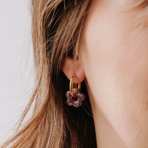 Boucles d’oreilles Créoles Mini Oia - Sépia en résine scintillante bleu et gris portées à l’oreille