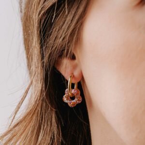 Boucles d’oreilles Créoles Mini Oia - Coralia en résine pailletée orange, rose et violet portées à l’oreille