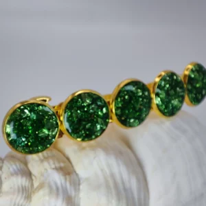 Pince à cheveux Paris verte avec pastilles en résine scintillante montées sur une base dorée, création artisanale Atelier R.