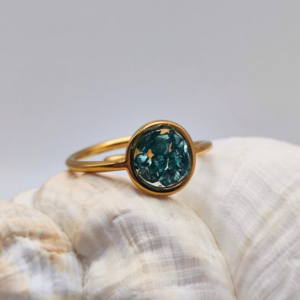 Bague Paris - Turquoise avec éclats de verre turquoise incrustés à la main dans une résine transparente