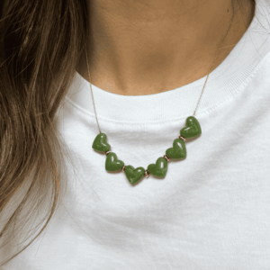 Collier Love - Kaki avec cœurs en résine marbrée kaki montés sur une chaîne dorée fine, porté autour du cou.