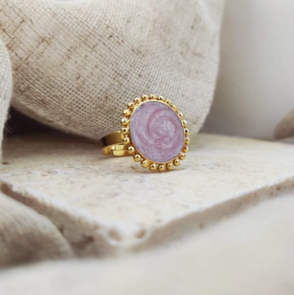 Bague Albany - Bloom rose ovale dorée - Atelier R. Bague Albany - Bloom rose ovale montée sur anneau doré avec contour perlé élégant