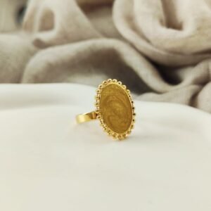 Bague Albany dorée avec cabochon jaune miel en résine et contour perlé