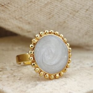 Bague Albany - Nacre blanche ovale montée sur anneau doré avec contour perlé élégant