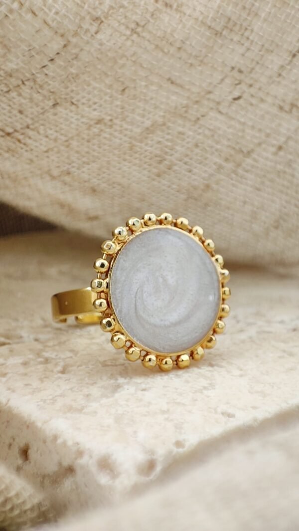 Bague Albany - Nacre blanche ovale dorée - Atelier R. Bague Albany - Nacre blanche ovale montée sur anneau doré avec contour perlé élégant