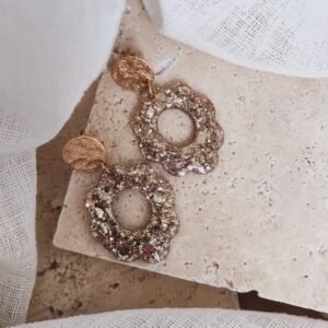 Boucles d'oreilles Perth Doré en résine avec motif floral ajouré et finition dorée élégante