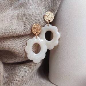 Boucles d'oreilles Perth Nacre en résine blanc nacré avec forme florale ajourée élégante