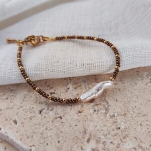 Bracelet Lorne avec perles de rocaille marron et perle d’eau douce centrale irrégulière
