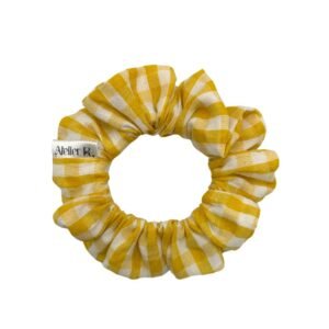 Chouchou Brisbane en seersucker écru et jaune, accessoire cheveux à motif vichy lumineux et texturé