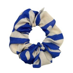 Chouchou Cairns en viscose écru et bleu, accessoire cheveux élégant au motif graphique et fluide