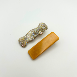 Duo de petites barrettes en résine orange et doré avec effet pailleté et finition brillante