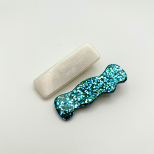 Duo de petites barrettes en résine blanc nacré et bleu pailleté aux formes différentes