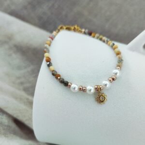 Bracelet Mooloolaba en perles d’agate marron et orange avec breloque soleil dorée en acier inoxydable