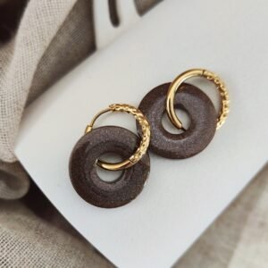 Créoles Bondi avec pendentifs ronds en résine marron pailleté et anneaux dorés en acier inoxydable