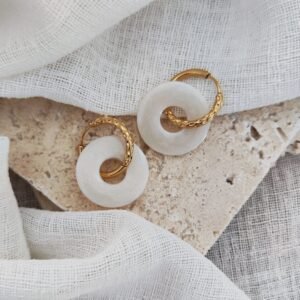 Créoles Bondi avec pendentifs ronds en résine blanche nacrée et anneaux dorés en acier inoxydable